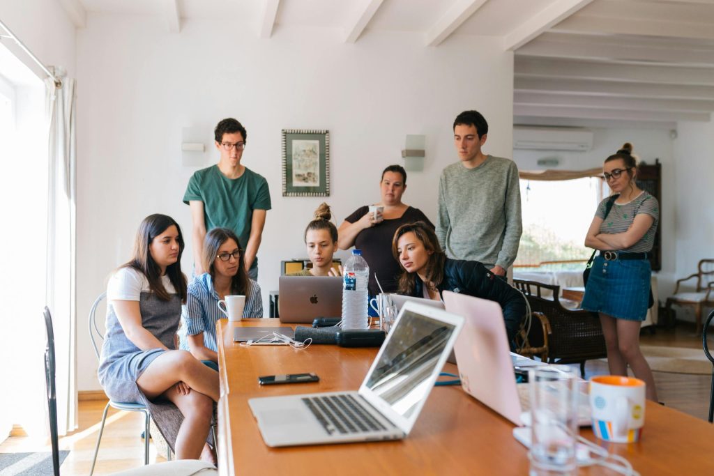 réunion au sein de l'agence marketing web à sommières